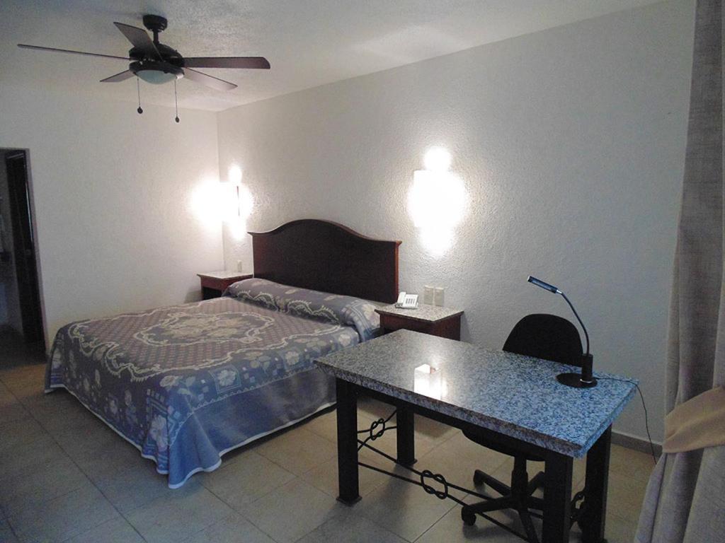 Hotel Hacienda Ciudad Guzman Bagian luar foto