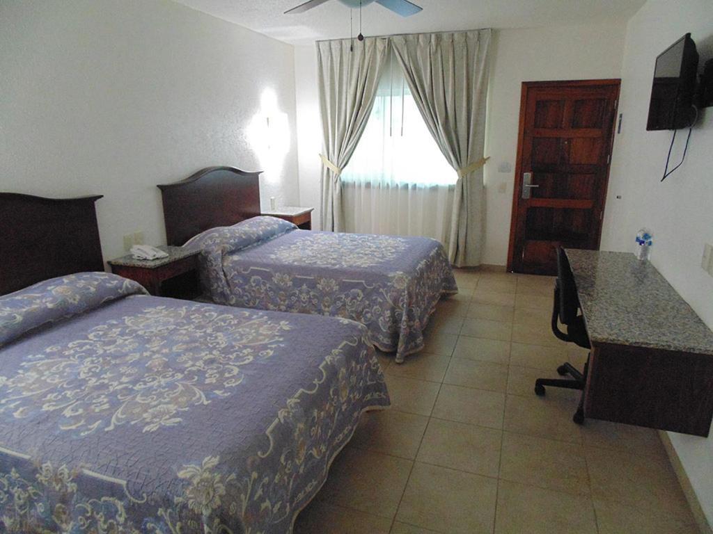 Hotel Hacienda Ciudad Guzman Bagian luar foto