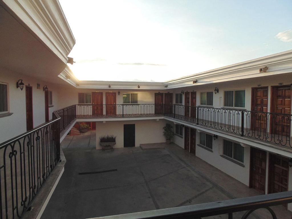 Hotel Hacienda Ciudad Guzman Bagian luar foto